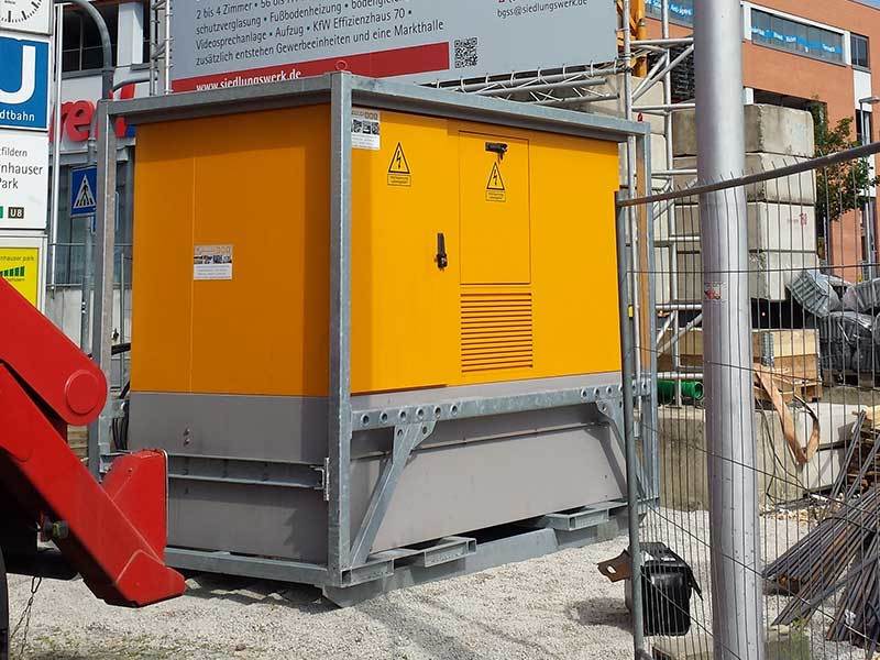 Trafostation mit Funktionsrahmen auf Baustelle